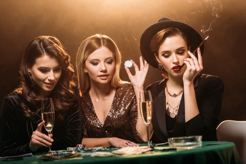 Người dùng Việt Nam theo dõi bóng đá và đặt cược trực tuyến trên xm88